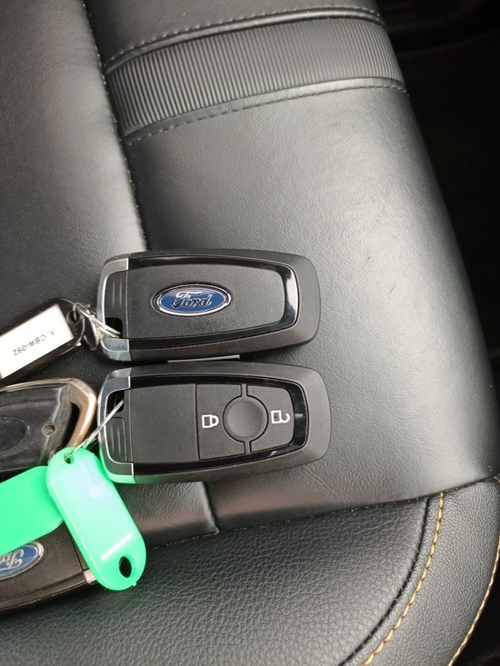 Both vehicle keys photographed during inspection
